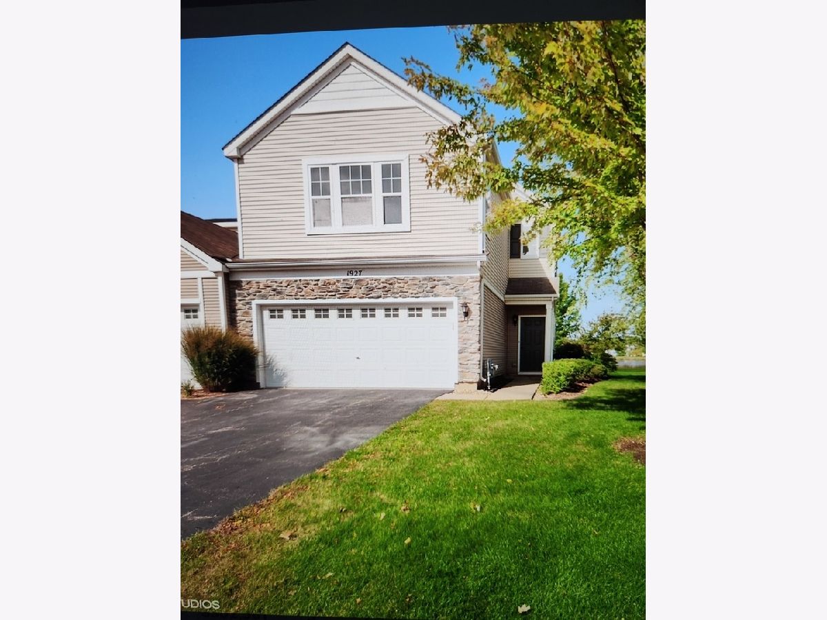 Townhomes & Condos Sold Silverstone Lake Carpentersville Illinois, 1927 Cobblestone