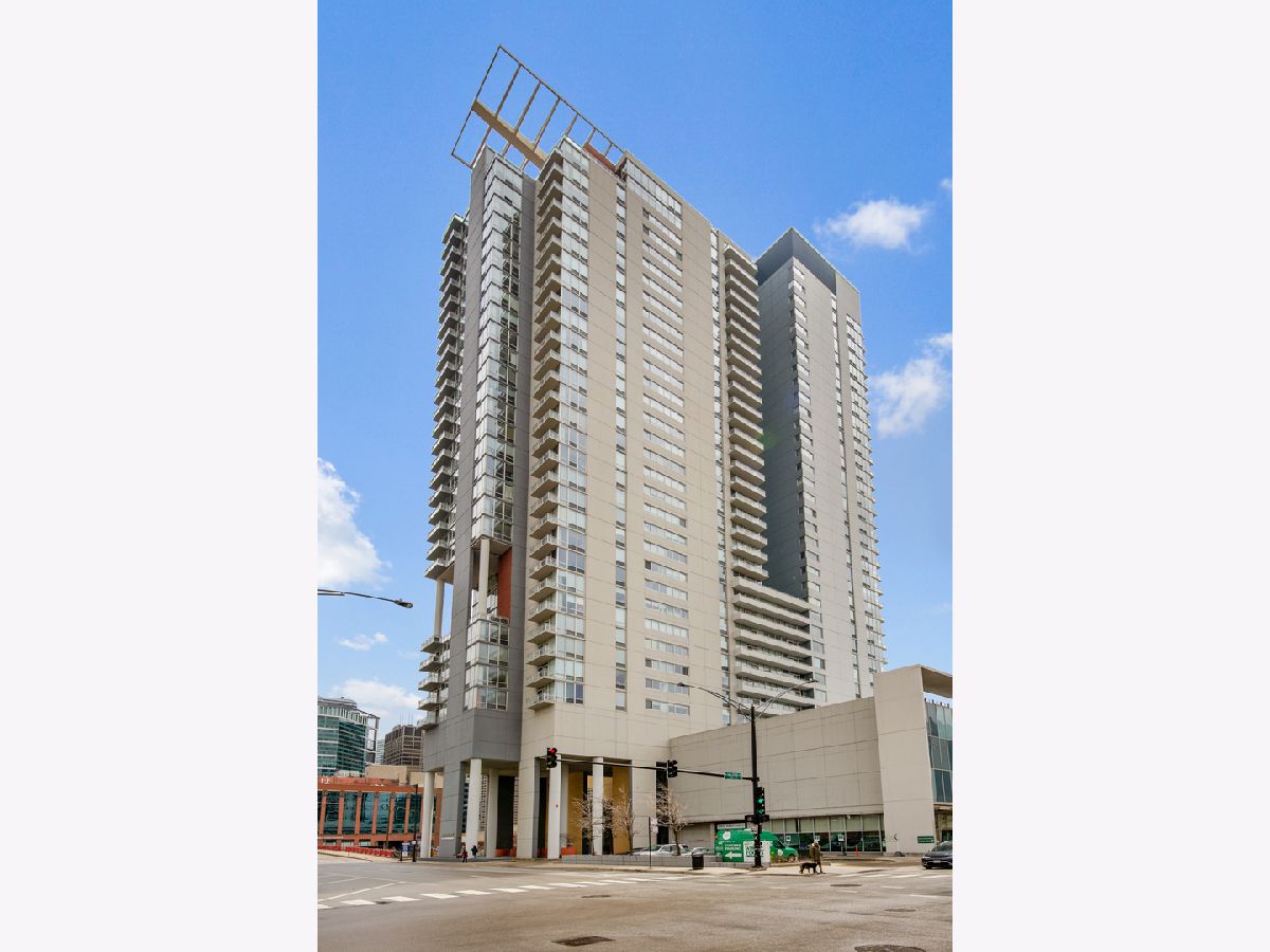 Condominiums Rented Skybridge Chicago Illinois, 737 Washington