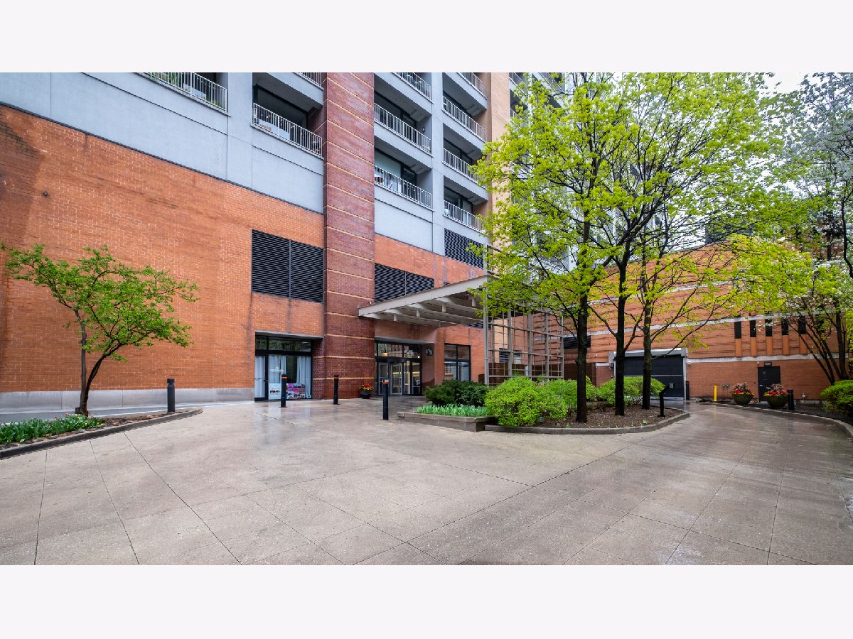 Condos & Townhomes Rented Dearborn Tower Chicago Illinois, 1530 State