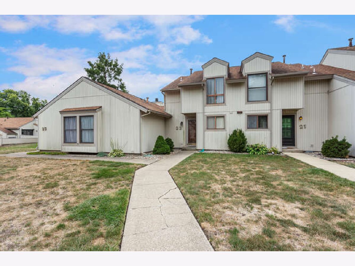 Condominiums & Homes For Sale Colony West Champaign Illinois, 22 Colony West Drive