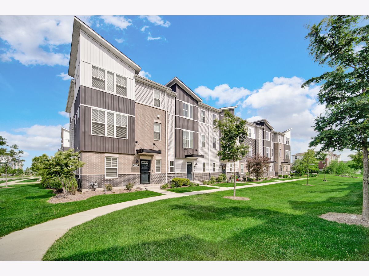 Condos & Townhomes Rented Gramercy Square Aurora Illinois, 4201 Calder
