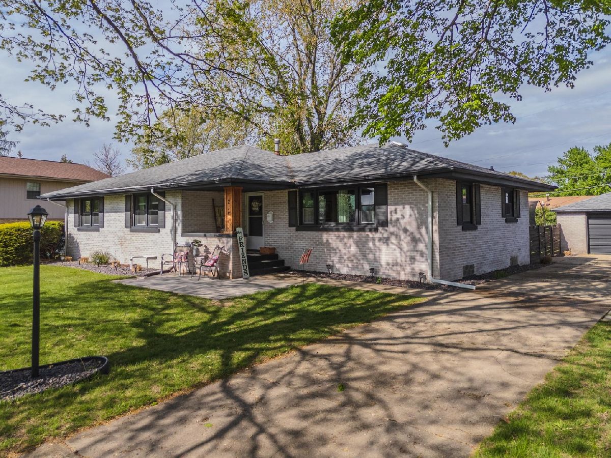 Homes & Condos & Townhomes Sold Fairway Knolls Bloomington Illinois, 218 Ivanhoe