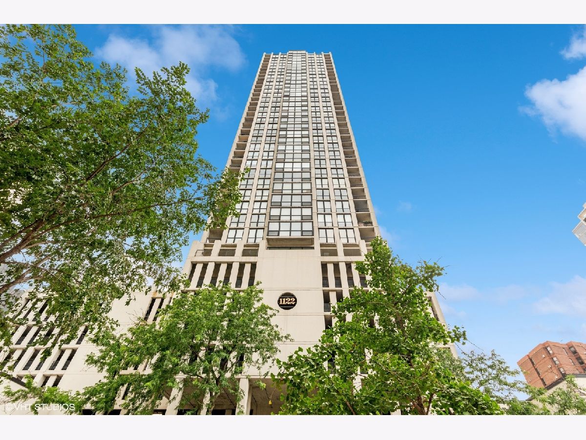 Condominiums Rented Elm At Clark Condos Chicago Illinois, 1122 Clark