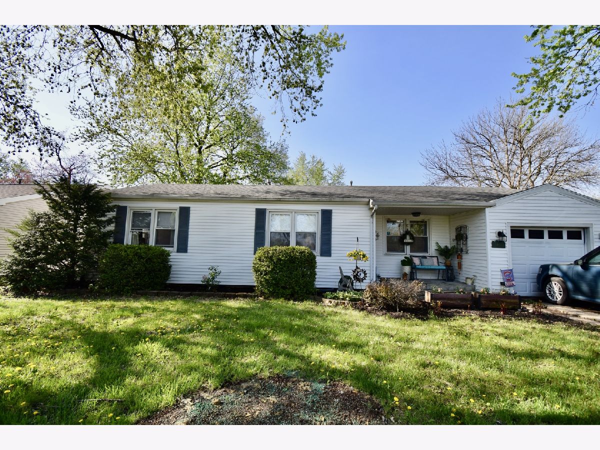 Homes & Condos & Townhomes Sold Meadowbrook Bloomington Illinois, 1811 Lincoln