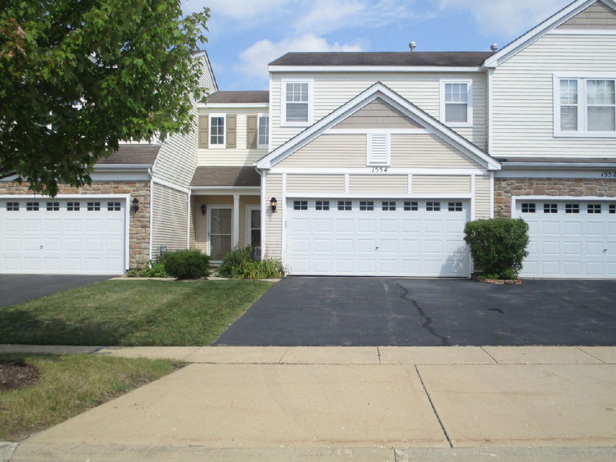 Townhomes & Condos Rented Silverstone Lake Carpentersville Illinois, 1554 Glacier
