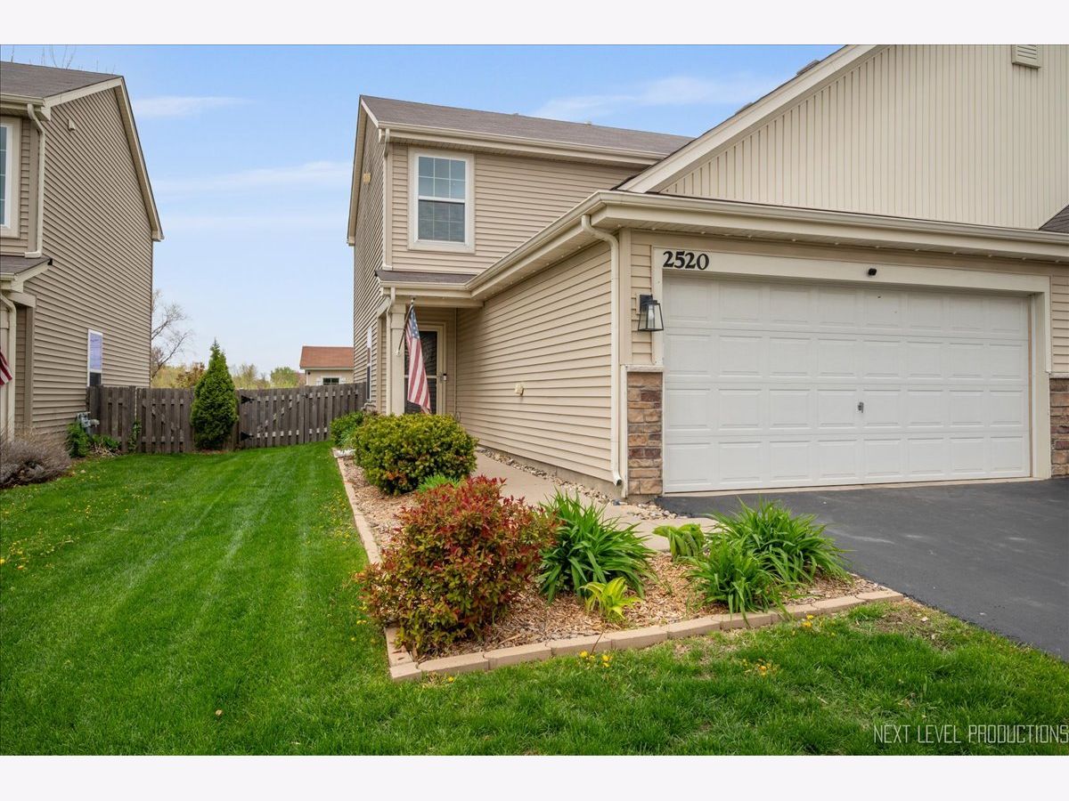 Townhomes & Homes Sold Lakewood Crossing Hampshire Illinois, 2520 Carlisle