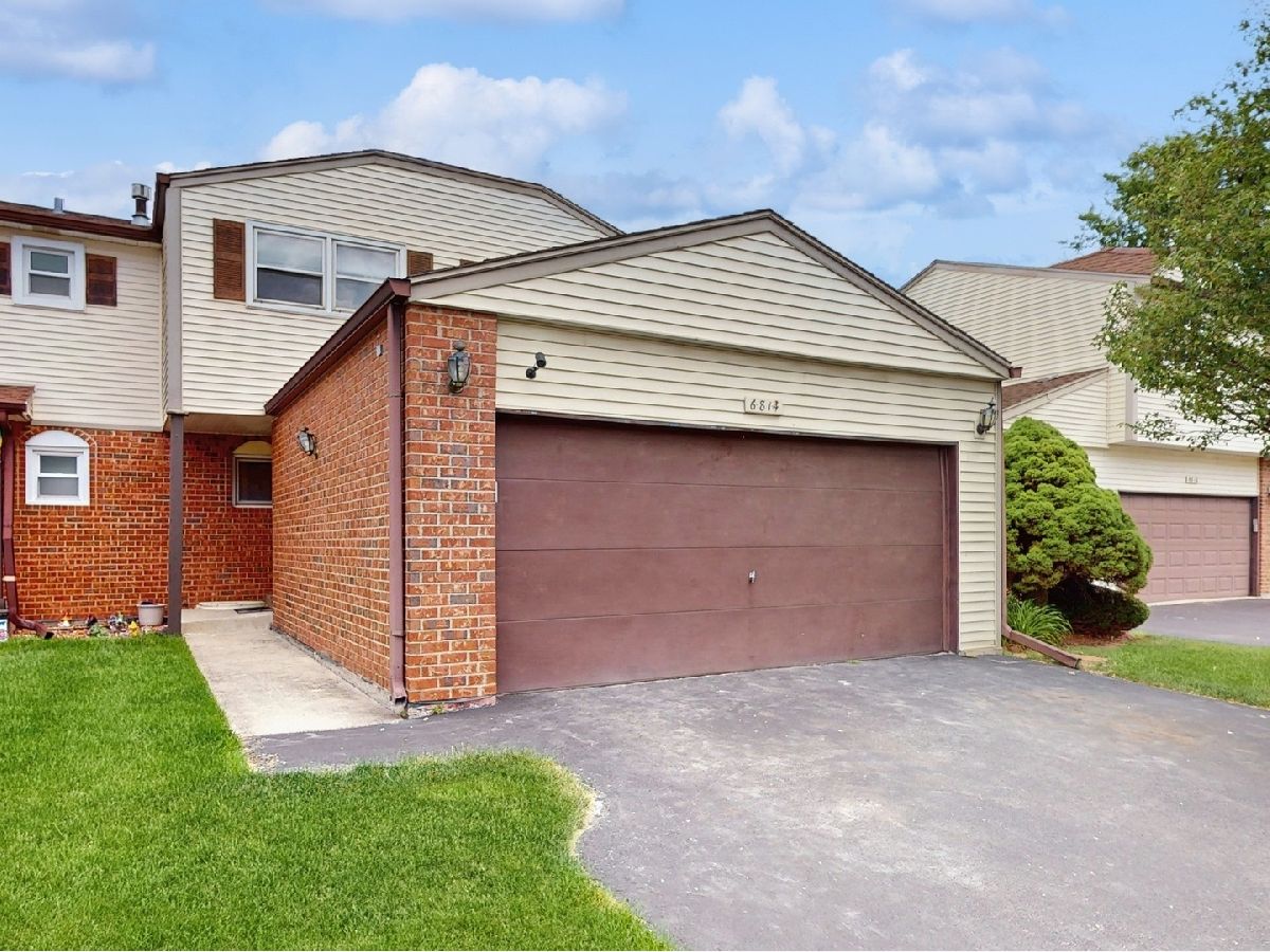 Townhomes & Condos & Homes For Sale Brementowne Villas Tinley Park Illinois, 6814 Winston Drive