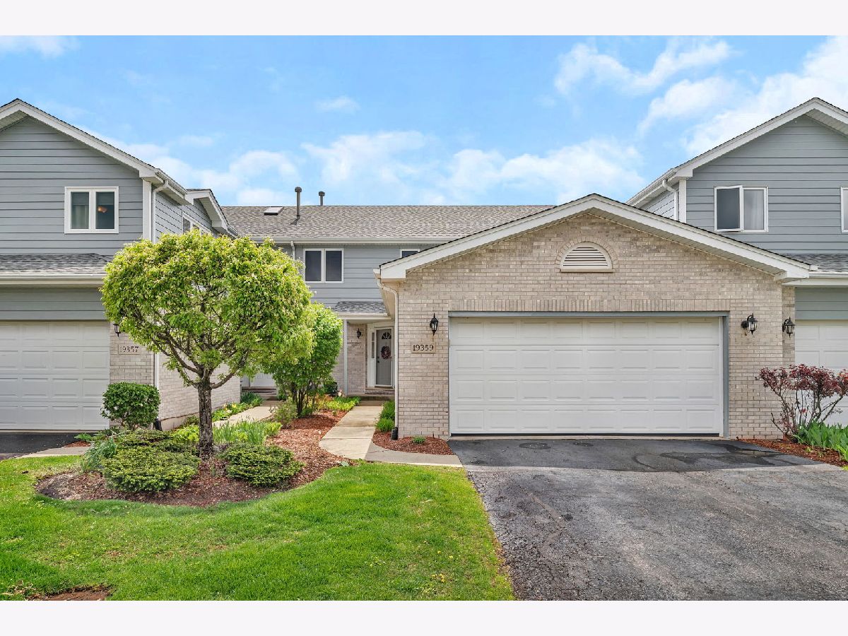 Homes & Townhomes & Condos Sold Brookside Glen Tinley Park Illinois, 19359 Lisadell