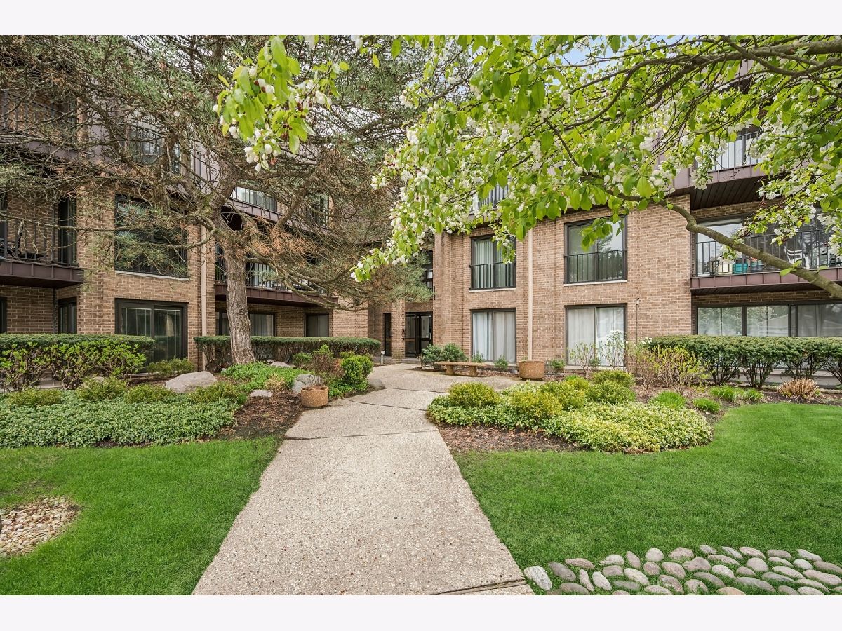 Townhomes & Condos & Homes Sold Ancient Tree Northbrook Illinois, 1 Court Of Harborside