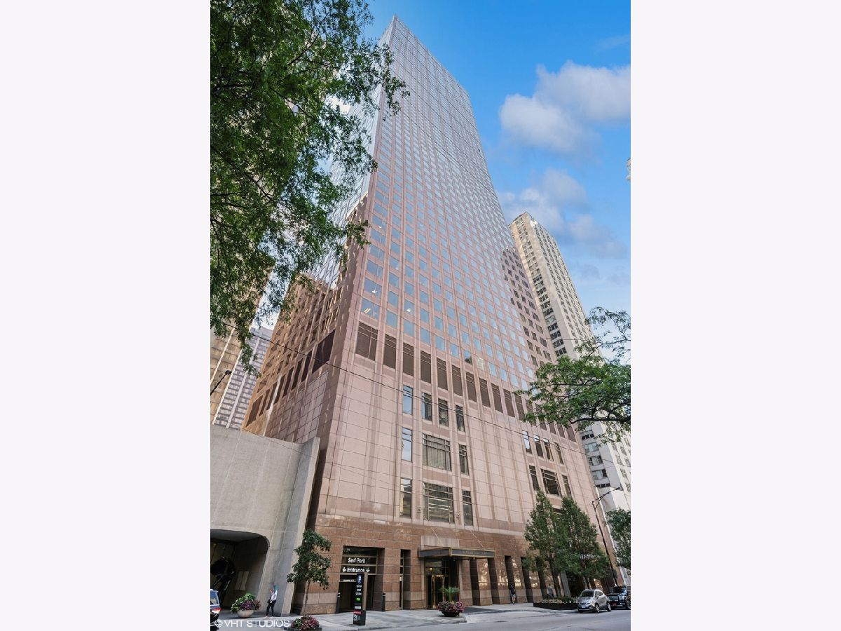 Condominiums Rented Olympia Centre Chicago Illinois, 161 Chicago
