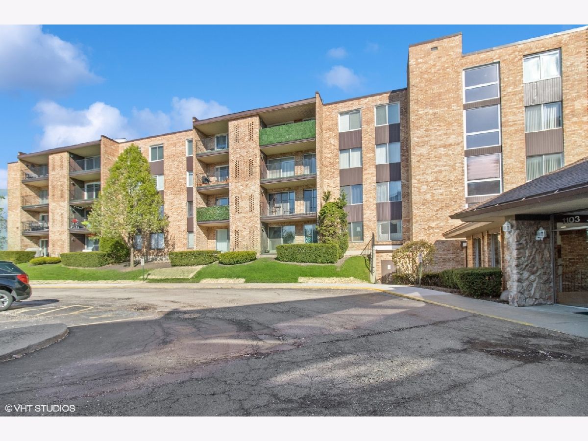 Condominiums Sold Hunt Club On The Lake Mount Prospect Illinois, 1103 Hunt Club