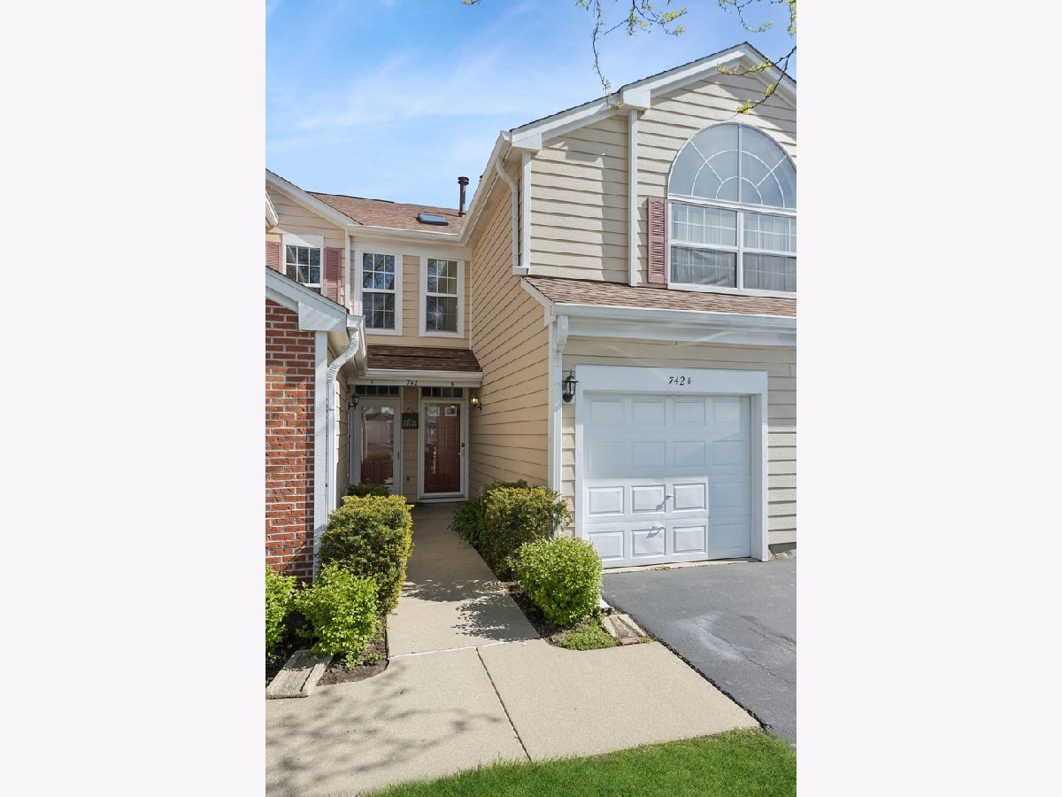 Townhomes & Condos & Homes Sold Manors Of Oak Knoll Streamwood Illinois, 742 Streamwood