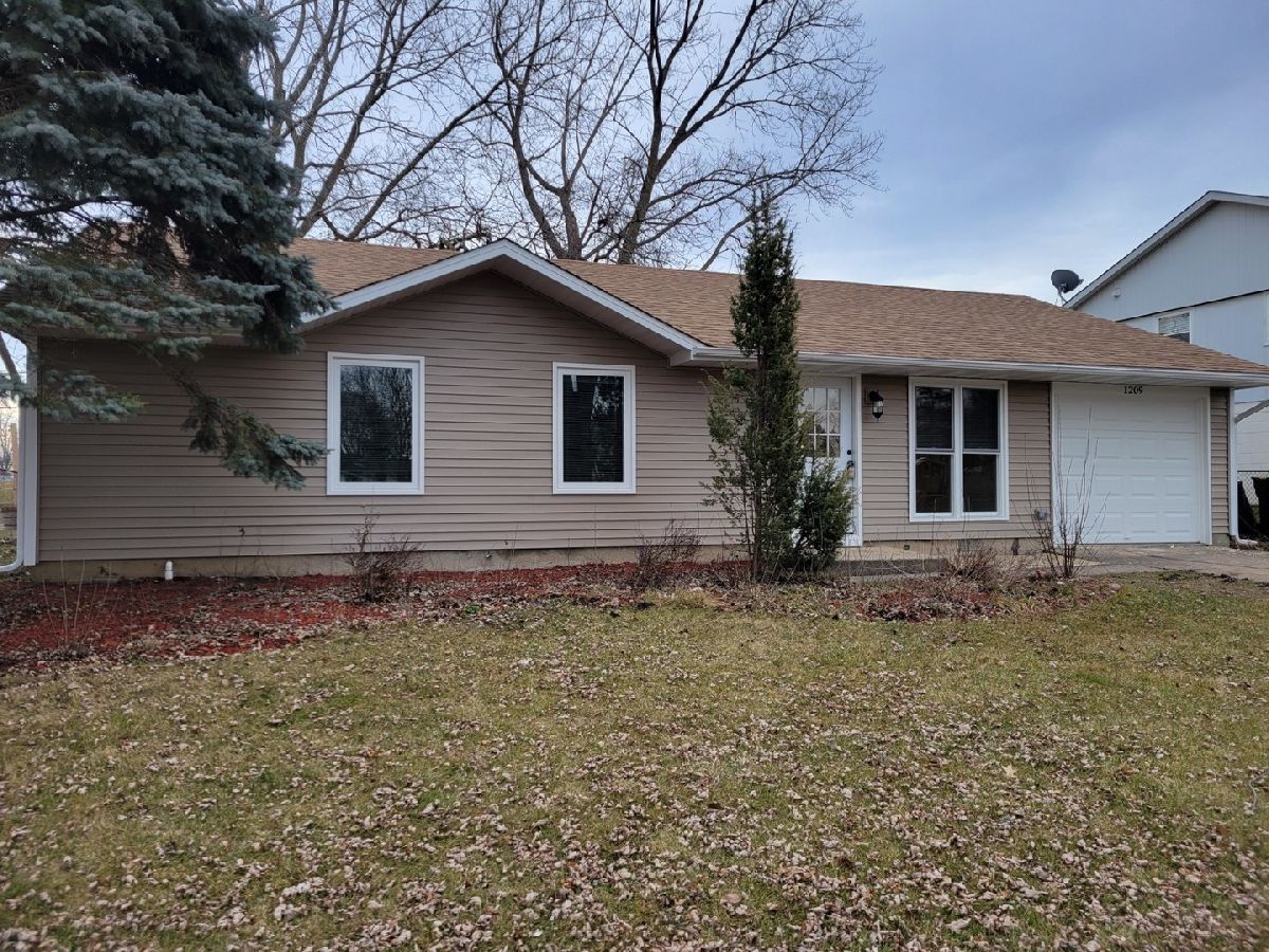 Homes & Townhomes Rented Woodland Heights Streamwood Illinois, 1209 Alexander