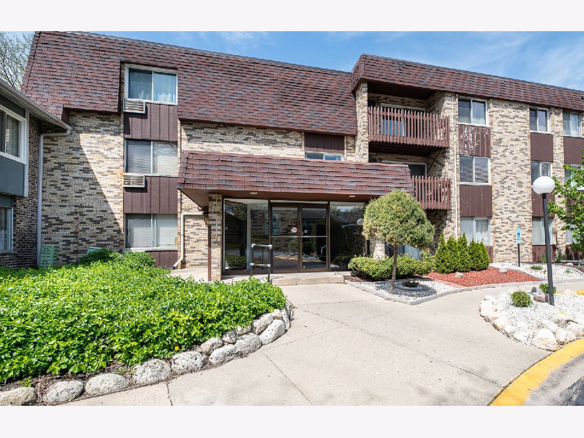Condominiums Sold Willow Woods Prospect Heights Illinois, 922 Old Willow