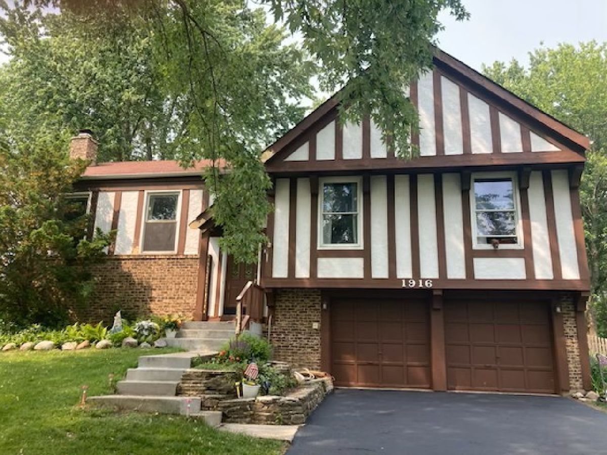 Homes & Condos & Townhomes For Sale Old Farm Naperville Illinois, 1916 Saginaw Court