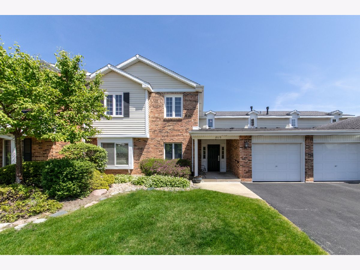 Condominiums Sold Lake Willow Way Willowbrook Illinois, 7225 Willow Way