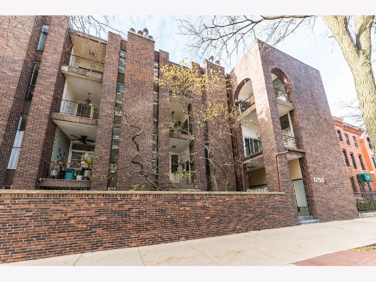 Condominiums & Homes Rented Old Town Chicago Illinois, 1750 Wells
