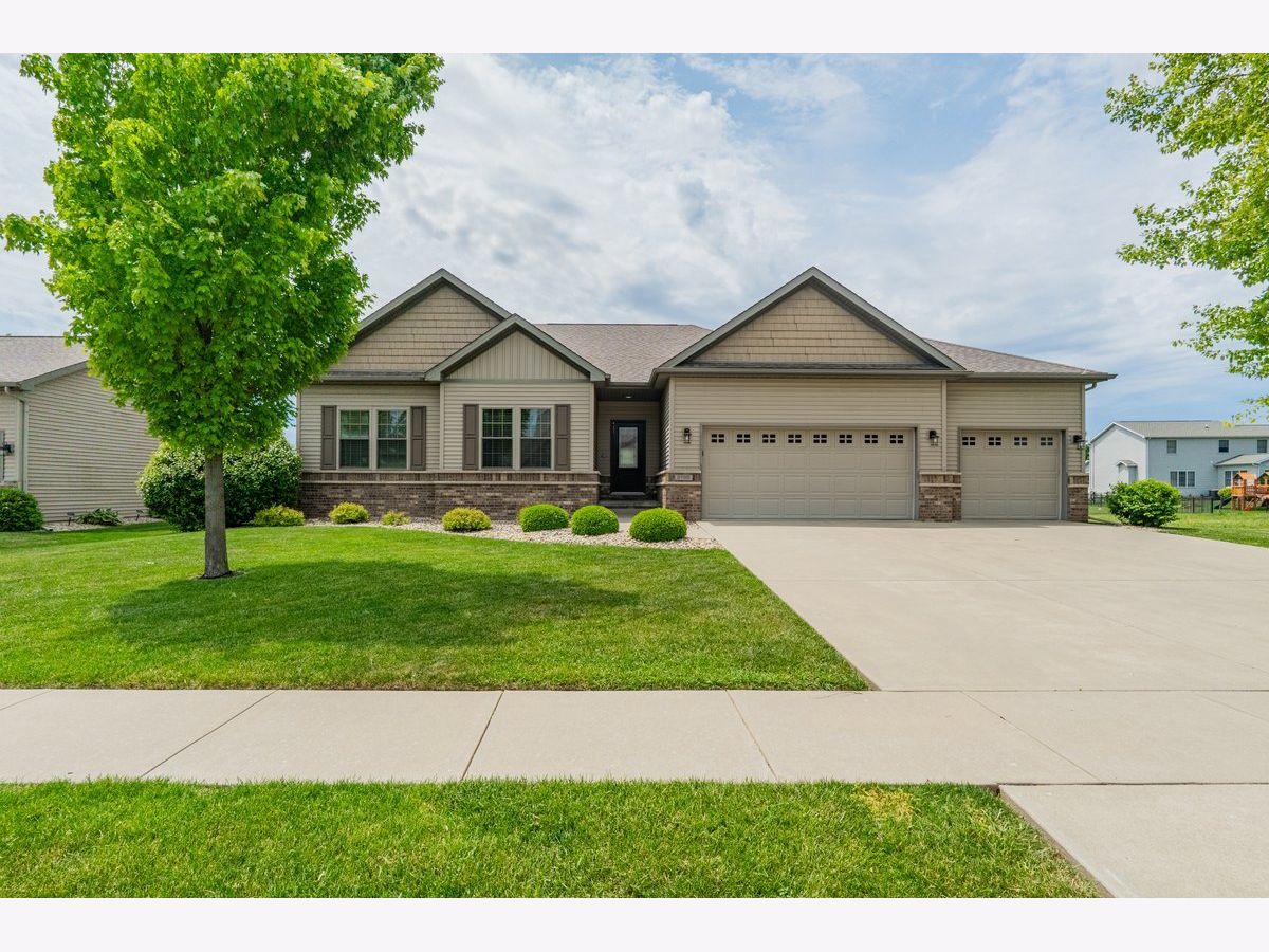 Homes & Condos & Townhomes Sold Fox Creek Bloomington Illinois, 2709 Piney Run