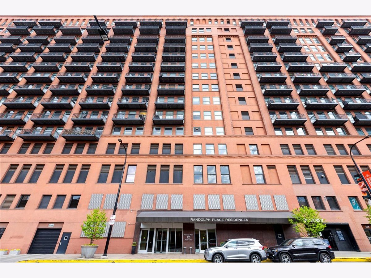 Condominiums Rented Randolph Place Chicago Illinois, 165 Canal