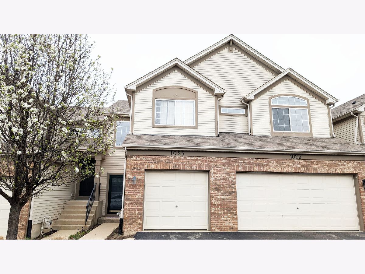 Townhomes & Condos & Homes Rented Woodlands At Oakhurst North Aurora Illinois, 1025 Woodview