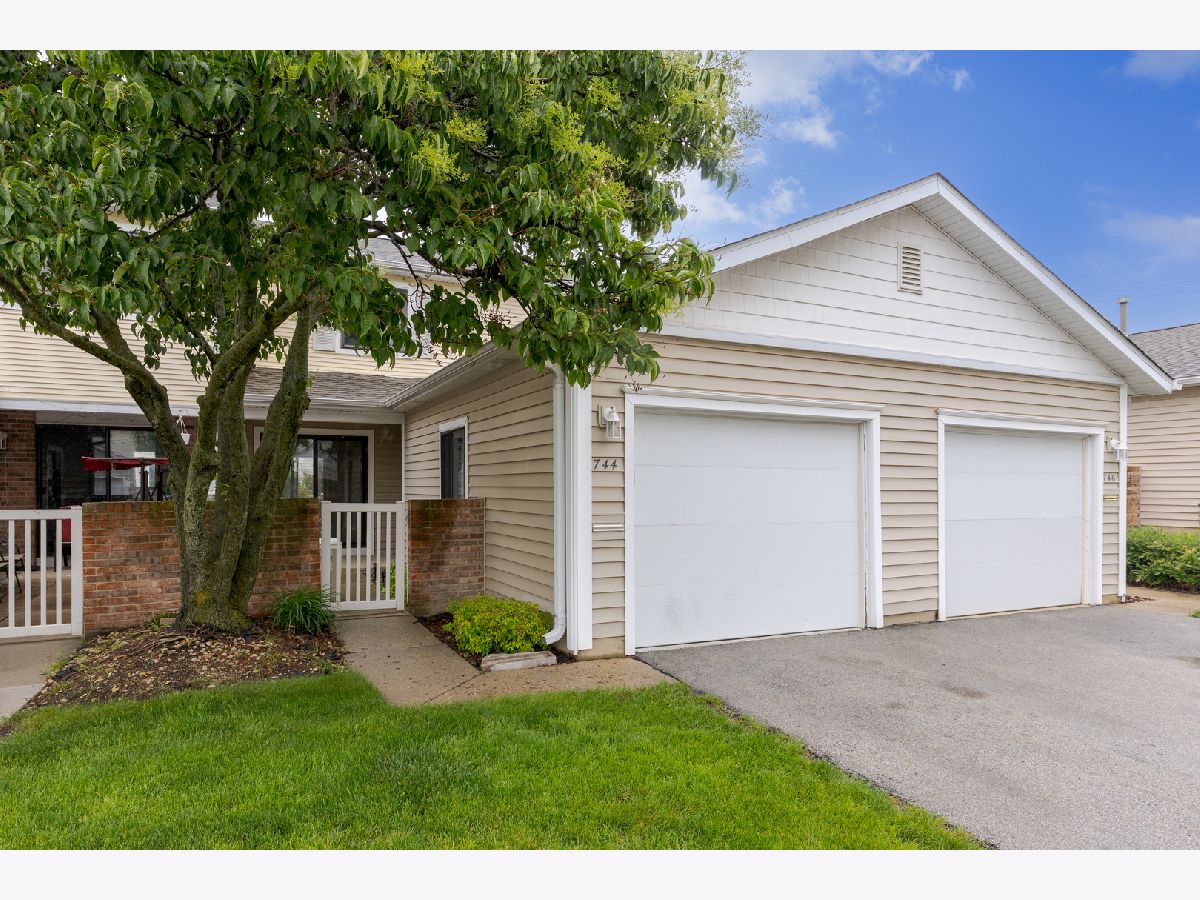Townhomes & Condos Rented Dunbar Lakes Schaumburg Illinois, 744 Lakeview