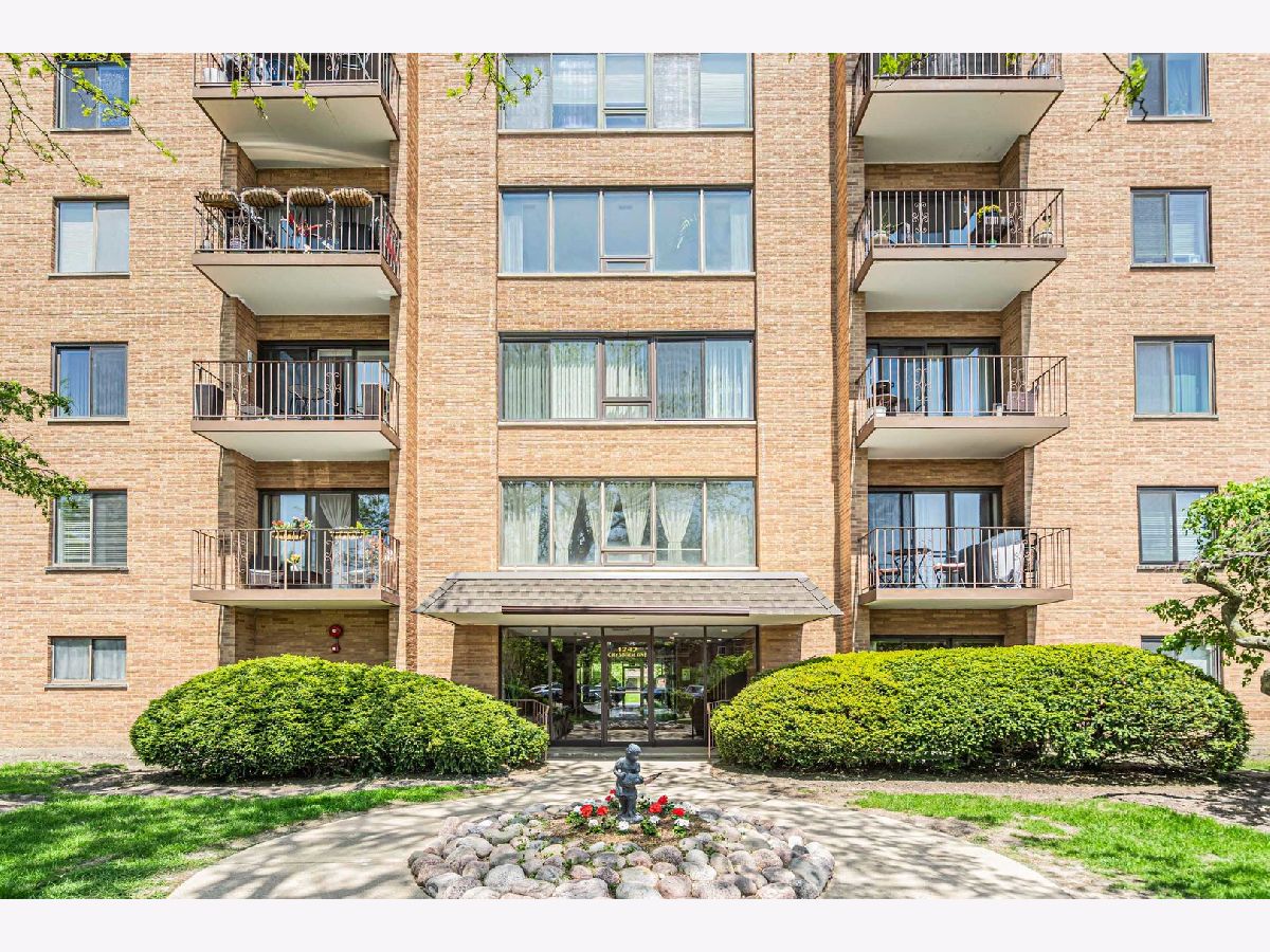 Condominiums For Sale Crystal Towers Mount Prospect Illinois, 1747 Crystal Lane