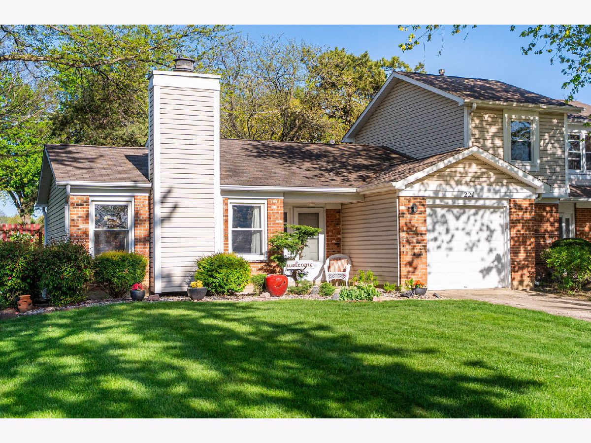 Townhomes Sold Westwind Bloomingdale Illinois, 221 Pebble Creek