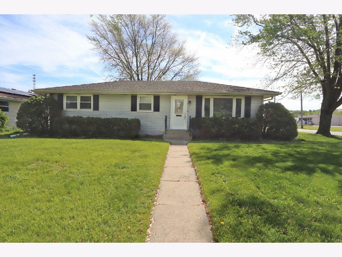 Rented Morris Illinois, 101 Newton