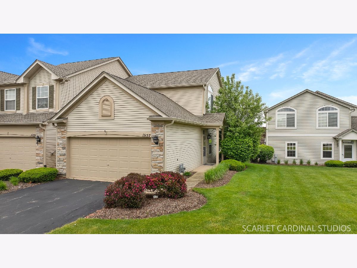 Townhomes & Condos & Homes Sold Grand Pointe Trails Aurora Illinois, 1657 Fredericksburg