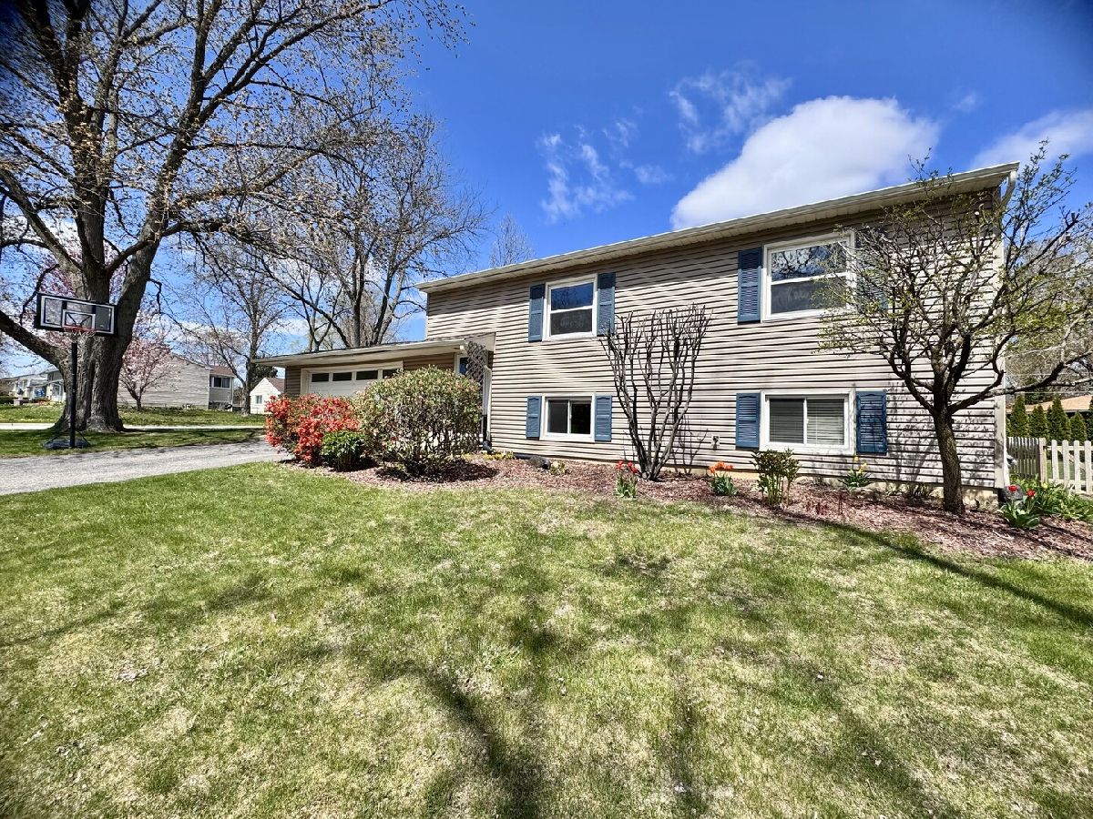 Homes & Condos & Townhomes Rented Country Club Estates Vernon Hills Illinois, 406 Westmoreland