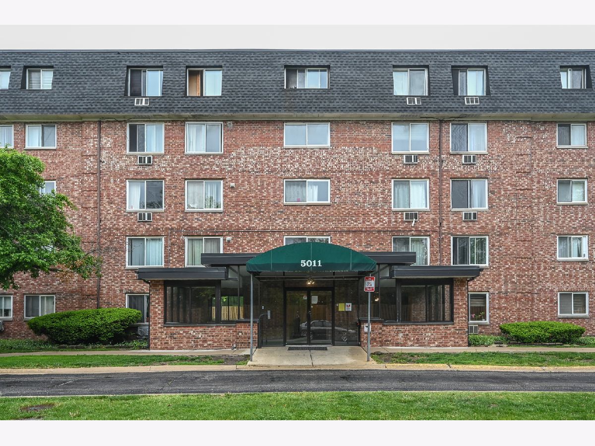 Condominiums For Sale Shannon Court Streamwood Illinois, 5011 Valley Lane