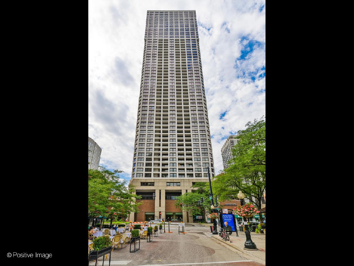 Condos & Townhomes Rented Newberry Plaza Chicago Illinois, 1030 State