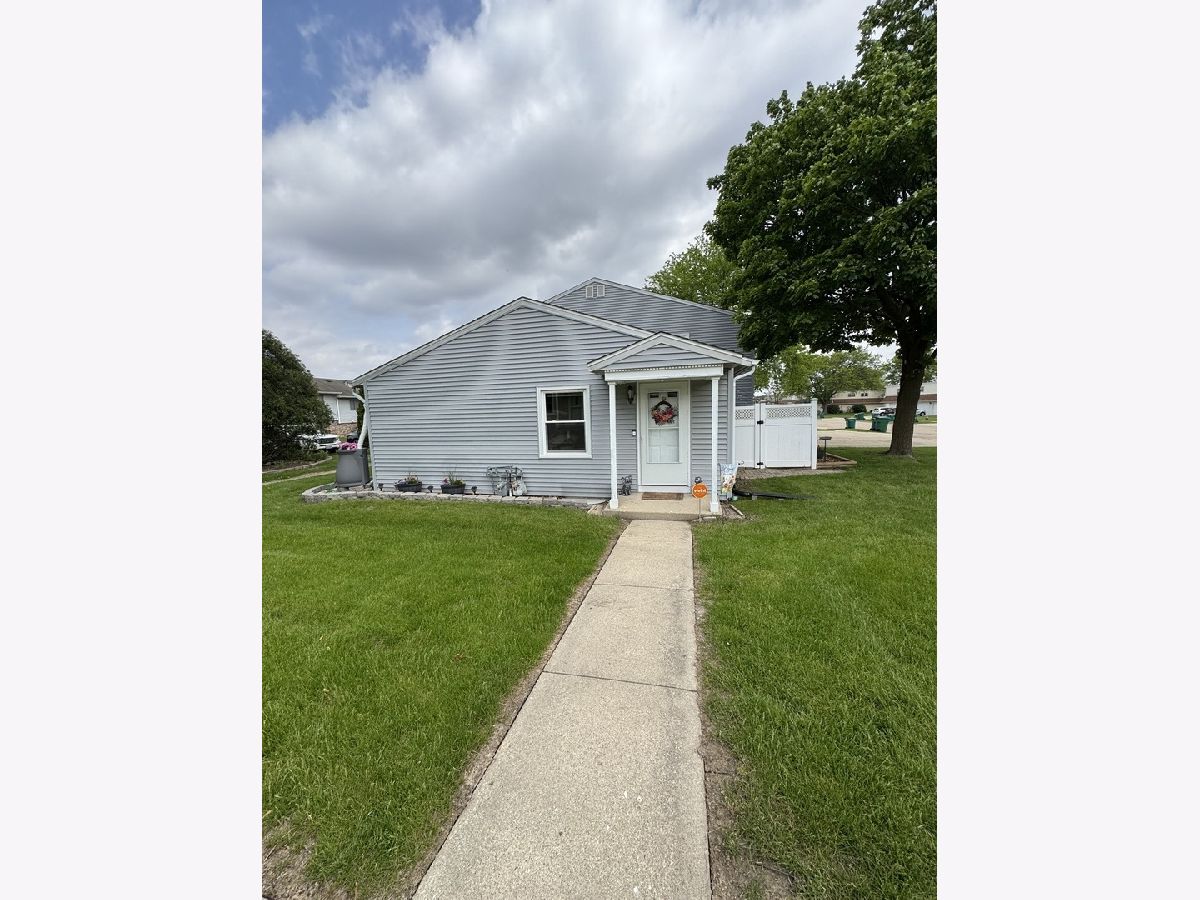 Condos & Townhomes Sold Stonehedge Sycamore Illinois, 1521 Stonehenge