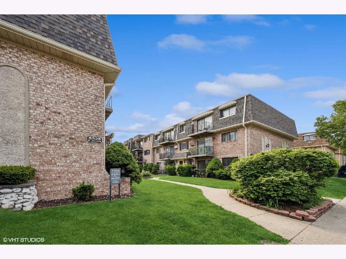 Condominiums Sold Innisbrook Chicago Illinois, 5327 Delphia