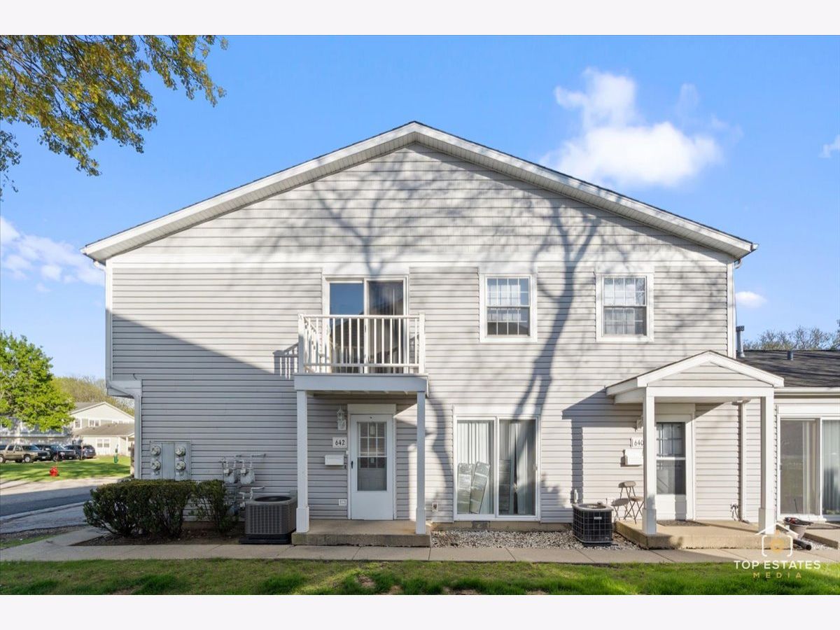 Townhomes & Condos Sold Cedar Run Wheeling Illinois, 642 Gray