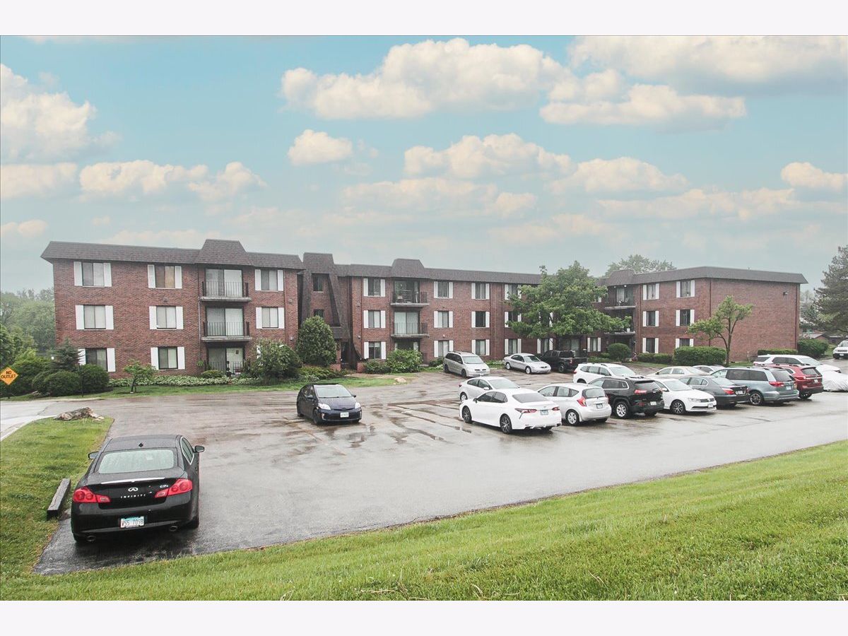 Townhomes & Condos & Homes Sold Knollwood Lake Zurich Illinois, 100 Clubhouse