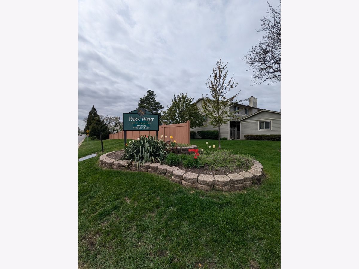 Townhomes Rented Park West Deerfield Illinois, 693 Mallard