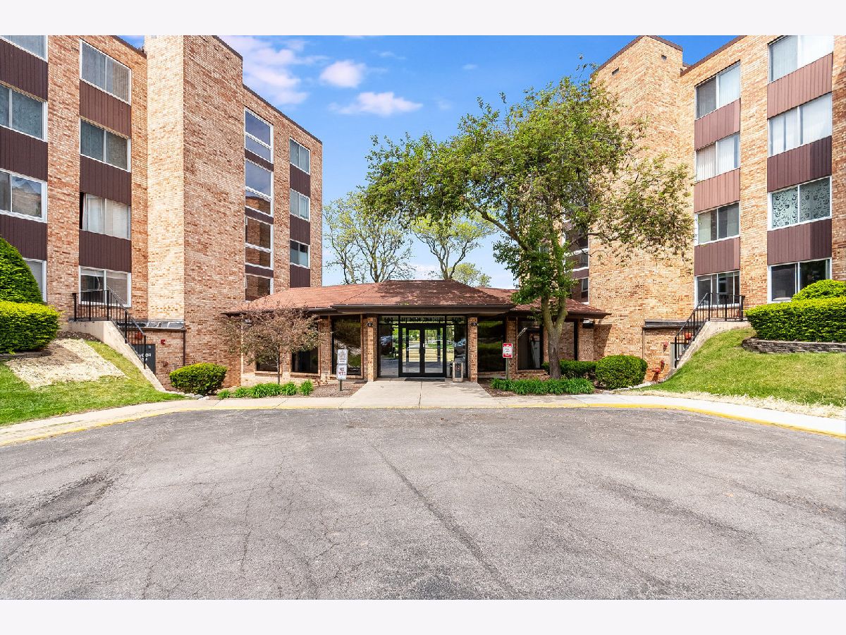 Condominiums Sold Hunt Club On The Lake Mount Prospect Illinois, 502 Huntington Commons