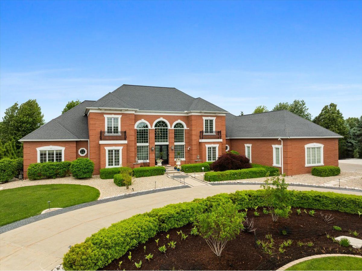 Homes For Sale Hawthorne Acres Bloomington Illinois, 12 Worthington Court