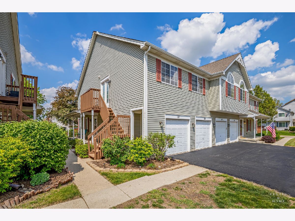 Townhomes & Condos & Homes Sold Woodcreek Village Lake In The Hills Illinois, 127 Village Creek