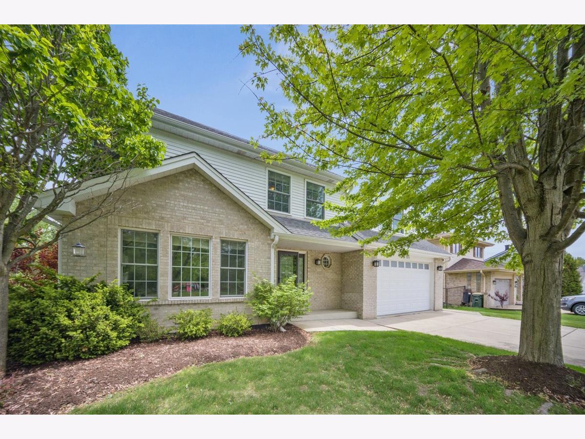 Homes & Condos & Townhomes Sold Farmingdale Village Woodridge Illinois, 9013 Charing Cross