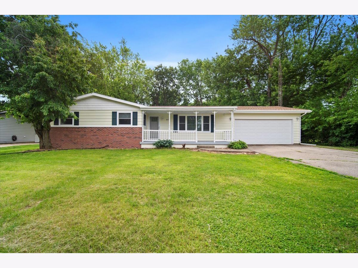 Homes For Sale Country Estates Bloomington Illinois, 8491 Surrey Circle