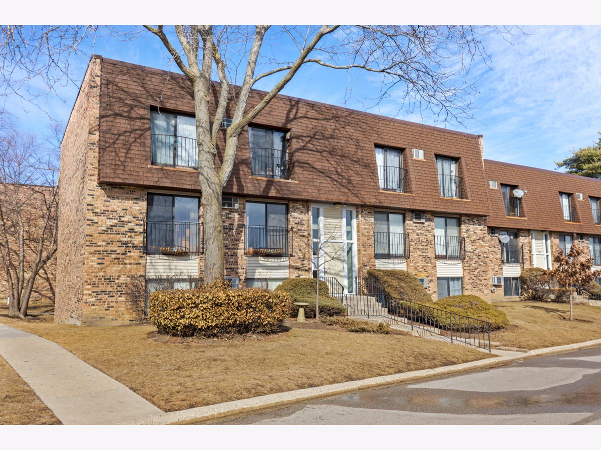 Condominiums Sold Watersedge Glendale Heights Illinois, 200 Waters Edge