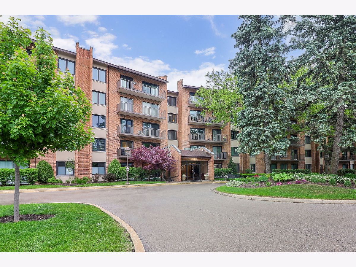 Condos & Townhomes For Sale Lake Hinsdale Village Willowbrook Illinois, 601 Lake Hinsdale Drive