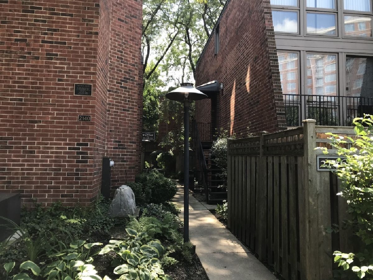 Condos & Townhomes Rented Oz Park Gardens Chicago Illinois, 2140 Lincoln