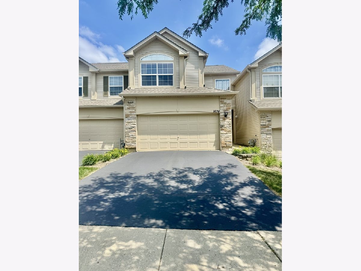 Townhomes & Condos & Homes For Sale Grand Pointe Trails Aurora Illinois, 1676 Fredericksburg Lane