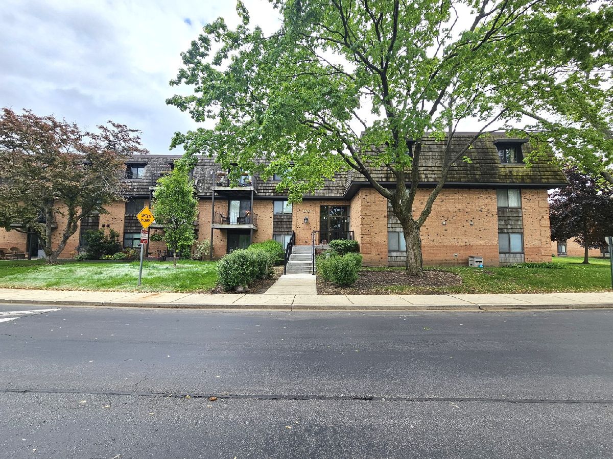 Condominiums Sold Arbors Buffalo Grove Illinois, 2 Oak Creek