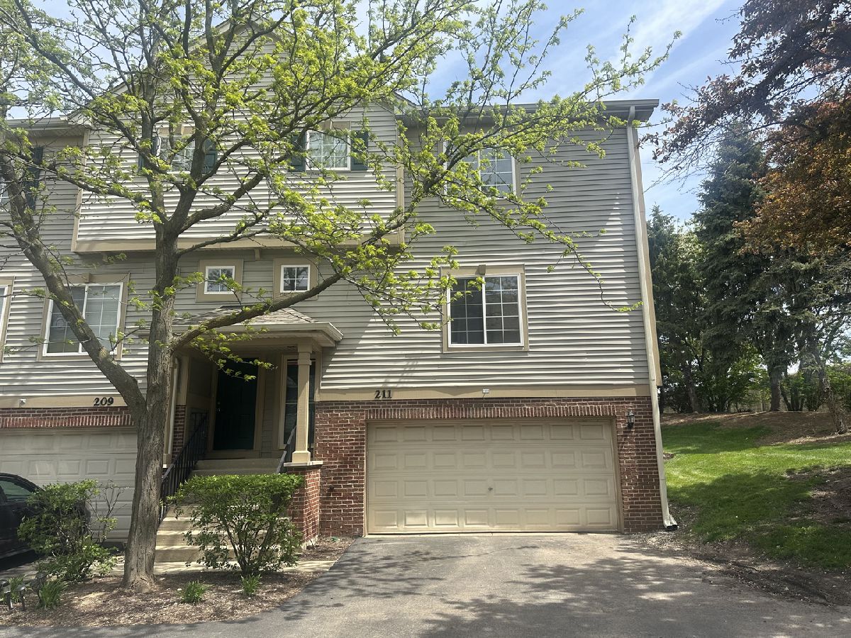 Townhomes & Condos Rented Southwicke Streamwood Illinois, 211 Monarch