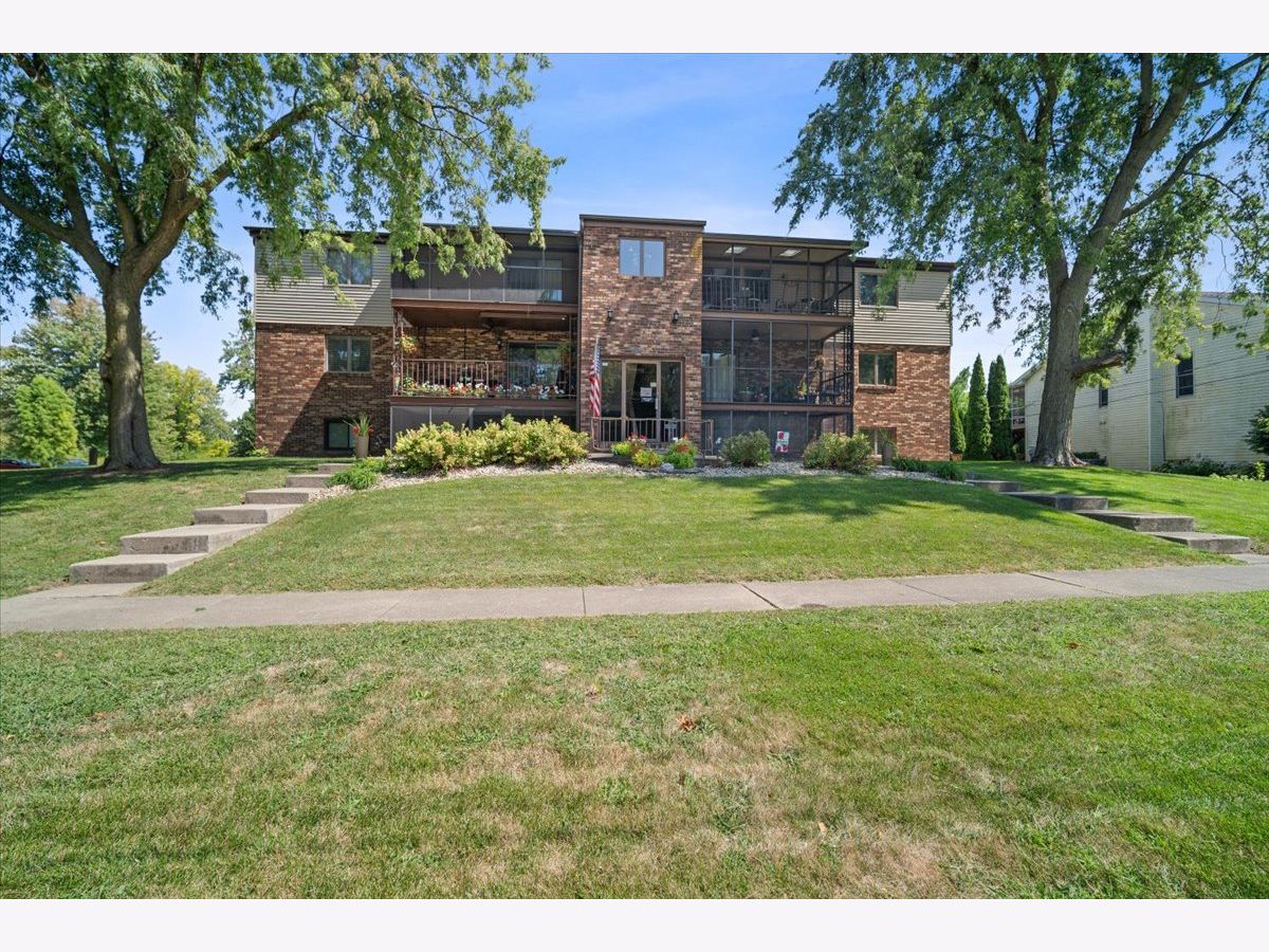 Homes & Condos & Townhomes Sold Lakeside Bloomington Illinois, 824 Mcgregor