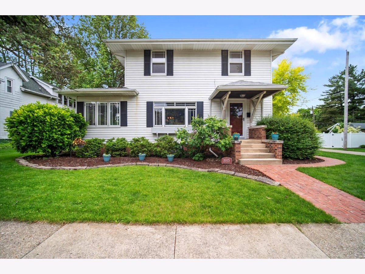 Homes & Condos & Townhomes Sold Founders Grove Bloomington Illinois, 1605 Taylor